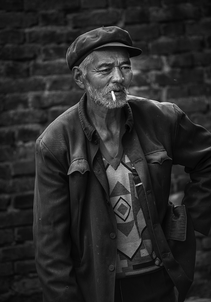 2011 08 21 Bhai Sha Yunnan Kina China Gamla män i Bhai Sha som spelar ett boule liknande spel rökar cigarett ---- FOTO : JOACHIM NYWALL KOD 0708840825_1 COPYRIGHT JOACHIM NYWALL ***BETALBILD*** Redovisas till NYWALL MEDIA AB Strandgatan 30 461 31 Trollhättan Prislista enl BLF , om inget annat avtalas.