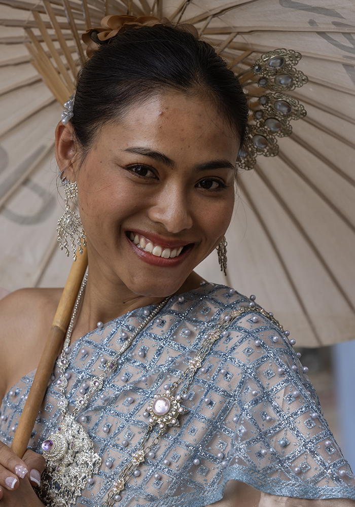 20251104 Bangkok Wat Arun Tempel massor av folk som klär ut sig i traditionella kläder för fotografering FOTO : JOACHIM NYWALL KOD 0708840825_1 COPYRIGHT JOACHIM NYWALL ***BETALBILD*** Redovisas till NYWALL MEDIA AB Villa Strömsvik 461 59 Trollhättan Prislista enl BLF , om inget annat avtalas.