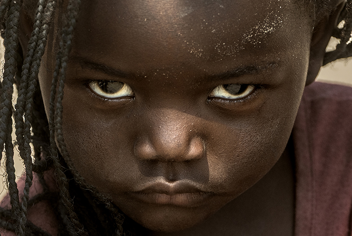 20250915 Okavangodeltat Botswana Liten flicka vid Boro station Andra gruppen FOTO : JOACHIM NYWALL KOD 0708840825_1 COPYRIGHT JOACHIM NYWALL ***BETALBILD*** Redovisas till NYWALL MEDIA AB Villa Strömsvik 461 59 Trollhättan Prislista enl BLF , om inget annat avtalas.