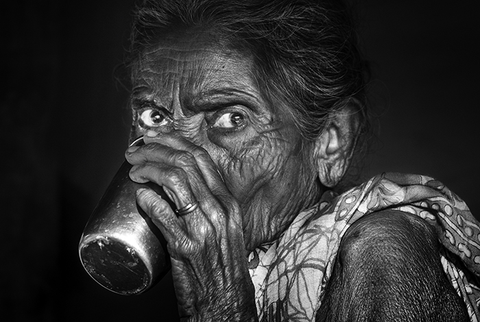 2014 11 11 Sunderbans West Bengalen Indien Porträtt av en Indisk kvinna som dricker te ur en mugg Svart vitt porträtt ---- FOTO : JOACHIM NYWALL KOD 0708840825_1 COPYRIGHT JOACHIM NYWALL ***BETALBILD*** Redovisas till NYWALL MEDIA AB Strandgatan 30 461 31 Trollhättan Prislista enl BLF , om inget annat avtalas.