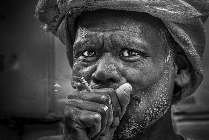 2014 10 29 Kolkata West Bengalen Indien Porträtt av en bärare som röker en bidi Svart vitt porträtt ---- FOTO : JOACHIM NYWALL KOD 0708840825_1 COPYRIGHT JOACHIM NYWALL ***BETALBILD*** Redovisas till NYWALL MEDIA AB Strandgatan 30 461 31 Trollhättan Prislista enl BLF , om inget annat avtalas.