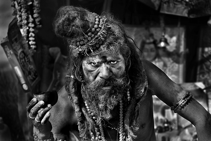 Allahabad, Indien , 20070201. Kumbh Mela festival. Helig man, Sadhu som ber