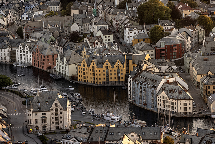 20240802 Ålesund Norge Vybild i solnedgången över Ålesund på Norges västkust ---- FOTO : JOACHIM NYWALL KOD 0708840825_1 COPYRIGHT JOACHIM NYWALL ***BETALBILD*** Redovisas till NYWALL MEDIA AB Villa Strömsvik 461 56 Trollhättan Prislista enl BLF , om inget annat avtalas.