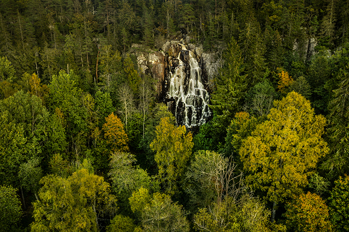 2020 10 09 Vargön. Nordkroken Brudslöjan vattenfall på Hallebergs västra sida Drönare FOTO JOACHIM NYWALL KOD0708840825 COPYRIGHT JOACHIMNYWALL:SE ****BETALBILD**** Redovisas till: Joachim Nywall Strandgatan 30 461 31 Trollhättan Prislista: BLF, om ej annat avtalats