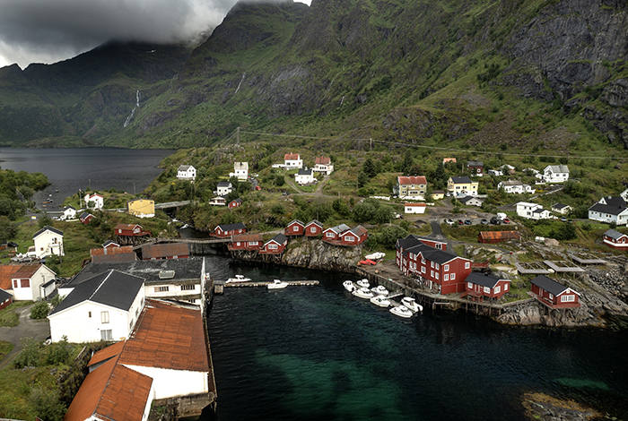 20220723 Å Lofoten Vy bild över de dramatiska bergen vid det lilla samhället och fiskebyn Å längst ner på södra Lofoten Foto: Joachim Nywall FOTO : JOACHIM NYWALL KOD 0708840825_1 COPYRIGHT JOACHIM NYWALL ***BETALBILD*** Redovisas till NYWALL MEDIA AB Strandgatan 30 461 31 Trollhättan Prislista enl BLF , om inget annat avtalas.