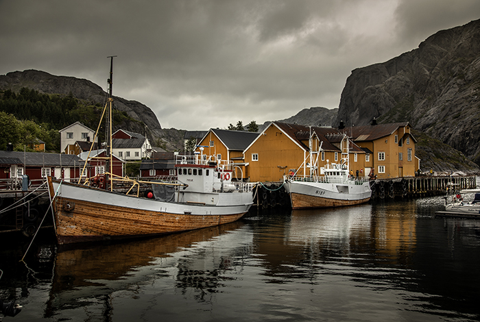 20220722 Nusfjord Lofoten Vy bild ˆver de lilla pittoreska fiskesamh‰llet Nusfjord pÂ Lofoten FiskebÂtar Foto: Joachim Nywall FOTO : JOACHIM NYWALL KOD 0708840825_1 COPYRIGHT JOACHIM NYWALL ***BETALBILD*** Redovisas till NYWALL MEDIA AB Strandgatan 30 461 31 Trollh‰ttan Prislista enl BLF , om inget annat avtalas.