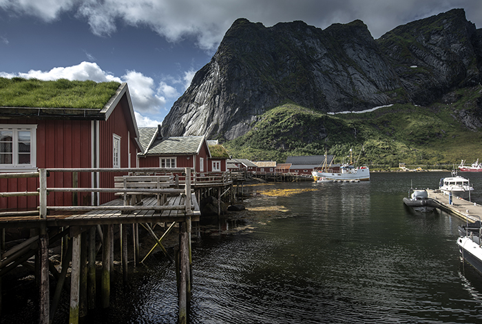 20220723 Reine Lofoten Vy bild över de dramatiska bergen vid det lilla samhället och fiskebyn Reine nästan längst ner på södra Lofoten Hamnen med Rorbuer och fiskebåt Foto: Joachim Nywall FOTO : JOACHIM NYWALL KOD 0708840825_1 COPYRIGHT JOACHIM NYWALL ***BETALBILD*** Redovisas till NYWALL MEDIA AB Strandgatan 30 461 31 Trollhättan Prislista enl BLF , om inget annat avtalas.