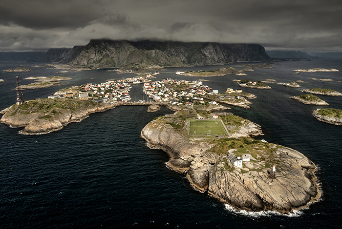 20220721 Henningsvaer Vy bild över fotbollsplanen i Henningsvaer på Lofoten Foto: Joachim Nywall FOTO : JOACHIM NYWALL KOD 0708840825_1 COPYRIGHT JOACHIM NYWALL ***BETALBILD*** Redovisas till NYWALL MEDIA AB Strandgatan 30 461 31 Trollhättan Prislista enl BLF , om inget annat avtalas.