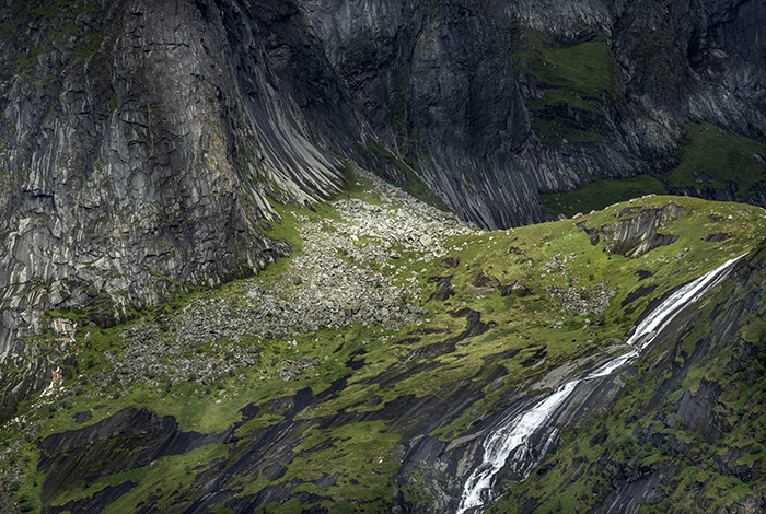 20220723 Reine Lofoten Vy bild över de dramatiska bergen vid Djupfjord utanför det lilla samhället och fiskebyn Reine nästan längst ner på södra Lofoten Foto: Joachim Nywall FOTO : JOACHIM NYWALL KOD 0708840825_1 COPYRIGHT JOACHIM NYWALL ***BETALBILD*** Redovisas till NYWALL MEDIA AB Strandgatan 30 461 31 Trollhättan Prislista enl BLF , om inget annat avtalas.