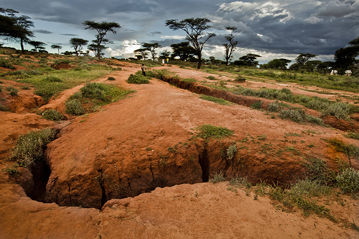 Wamba 2013 05 03 Samburu Kenya Röd sandjord i utkanten av byn Wamba marken är hjärtformad ---- FOTO : JOACHIM NYWALL KOD 0708840825_1 COPYRIGHT JOACHIM NYWALL ***BETALBILD*** Redovisas till NYWALL MEDIA AB Strandgatan 30 461 31 Trollhättan Prislista enl BLF , om inget annat avtalas.