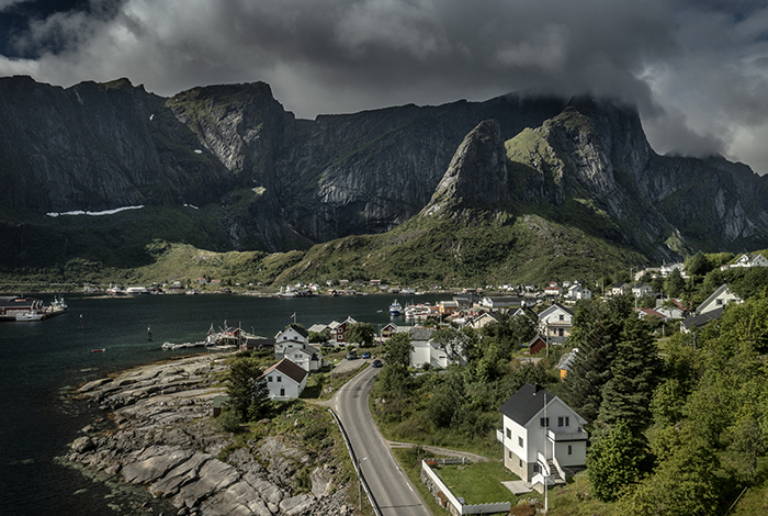 20220723 Reine Lofoten Vy bild över de dramatiska bergen vid det lilla samhället och fiskebyn Reine nästan längst ner på södra Lofoten Foto: Joachim Nywall FOTO : JOACHIM NYWALL KOD 0708840825_1 COPYRIGHT JOACHIM NYWALL ***BETALBILD*** Redovisas till NYWALL MEDIA AB Strandgatan 30 461 31 Trollhättan Prislista enl BLF , om inget annat avtalas.