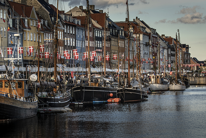 20220704 KÖPENHAMN Båtar i Nyhavn Nyhamn i Köpenhamn Sommar sol turister folkliv turistmål turistfälla Foto: Joachim Nywall FOTO : JOACHIM NYWALL KOD 0708840825_1 COPYRIGHT JOACHIM NYWALL ***BETALBILD*** Redovisas till NYWALL MEDIA AB Strandgatan 30 461 31 Trollhättan Prislista enl BLF , om inget annat avtalas.