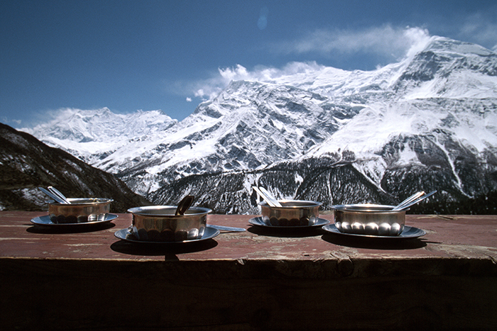 2001 04 Annapurna området Nepal Trekk i Nepal Annapurna bergskedjan söder om oss. Lunchen framdukad. FOTO : JOACHIM NYWALL KOD 0708840825_1 COPYRIGHT JOACHIM NYWALL ***BETALBILD*** Redovisas till NYWALL MEDIA AB Strandgatan 30 461 31 Trollhättan Prislista enl BLF , om inget annat avtalas.