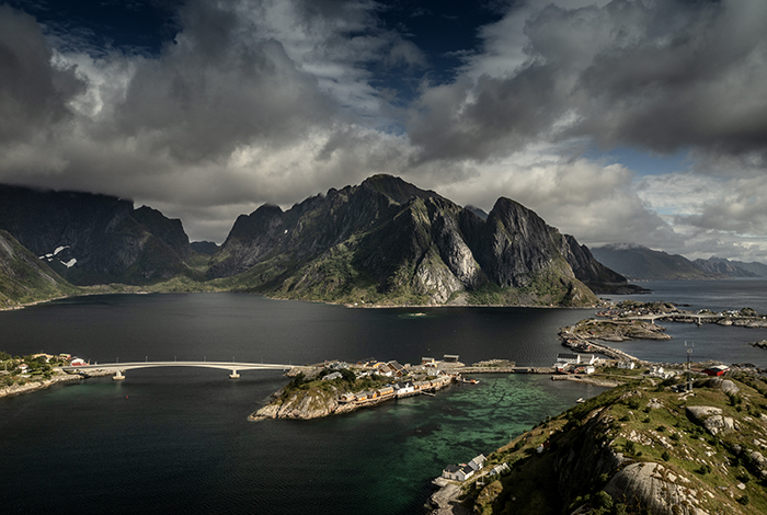 20220723 Reine Lofoten Vy bild över de dramatiska bergen vid det lilla samhället och fiskebyn Reine nästan längst ner på södra Lofoten Foto: Joachim Nywall FOTO : JOACHIM NYWALL KOD 0708840825_1 COPYRIGHT JOACHIM NYWALL ***BETALBILD*** Redovisas till NYWALL MEDIA AB Strandgatan 30 461 31 Trollhättan Prislista enl BLF , om inget annat avtalas.