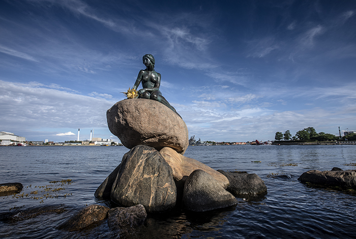 20220704 KÖPENHAMN Den lille havefrun i Köpenhamn Den lille havs jungfrun Sommar sol turister folkliv turistmål turistfälla Foto: Joachim Nywall FOTO : JOACHIM NYWALL KOD 0708840825_1 COPYRIGHT JOACHIM NYWALL ***BETALBILD*** Redovisas till NYWALL MEDIA AB Strandgatan 30 461 31 Trollhättan Prislista enl BLF , om inget annat avtalas.