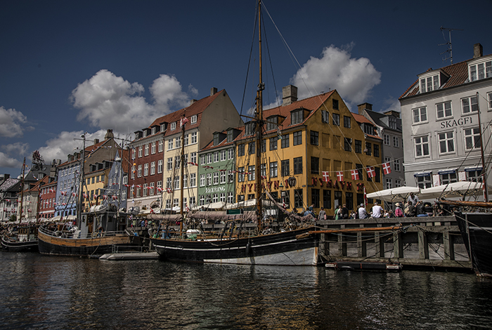 20220705 KÖPENHAMN Båtar i Nyhavn Nyhamn i Köpenhamn Sommar sol turister folkliv turistmål turistfälla Foto: Joachim Nywall FOTO : JOACHIM NYWALL KOD 0708840825_1 COPYRIGHT JOACHIM NYWALL ***BETALBILD*** Redovisas till NYWALL MEDIA AB Strandgatan 30 461 31 Trollhättan Prislista enl BLF , om inget annat avtalas.
