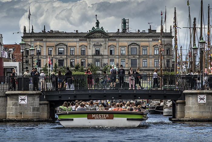20220705 KÖPENHAMN Båtar i Nyhavn Nyhamn i Köpenhamn Sommar sol turister folkliv turistmål turistfälla Foto: Joachim Nywall FOTO : JOACHIM NYWALL KOD 0708840825_1 COPYRIGHT JOACHIM NYWALL ***BETALBILD*** Redovisas till NYWALL MEDIA AB Strandgatan 30 461 31 Trollhättan Prislista enl BLF , om inget annat avtalas.