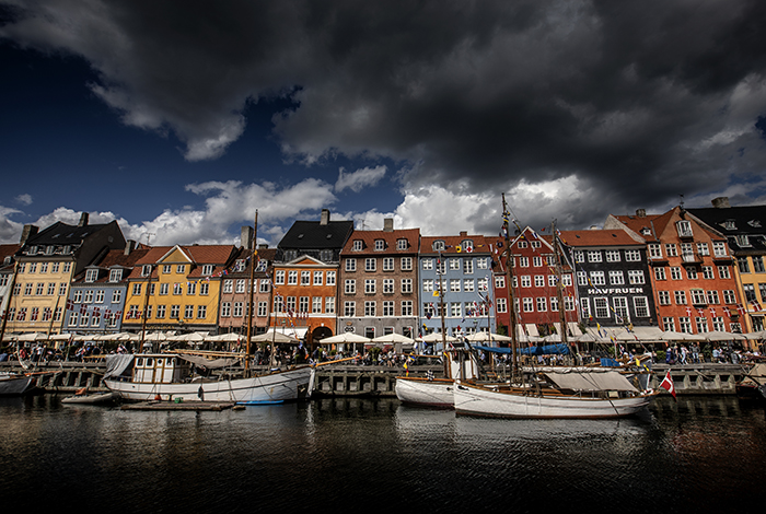 20220705 KÖPENHAMN Båtar i Nyhavn Nyhamn i Köpenhamn Sommar sol turister folkliv turistmål turistfälla Foto: Joachim Nywall FOTO : JOACHIM NYWALL KOD 0708840825_1 COPYRIGHT JOACHIM NYWALL ***BETALBILD*** Redovisas till NYWALL MEDIA AB Strandgatan 30 461 31 Trollhättan Prislista enl BLF , om inget annat avtalas.