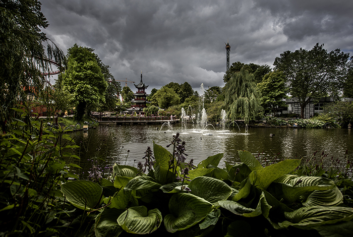 20220706 KÖPENHAMN Tivoli i Köpenhamn Sommar sol turister folkliv turistmål Foto: Joachim Nywall FOTO : JOACHIM NYWALL KOD 0708840825_1 COPYRIGHT JOACHIM NYWALL ***BETALBILD*** Redovisas till NYWALL MEDIA AB Strandgatan 30 461 31 Trollhättan Prislista enl BLF , om inget annat avtalas.