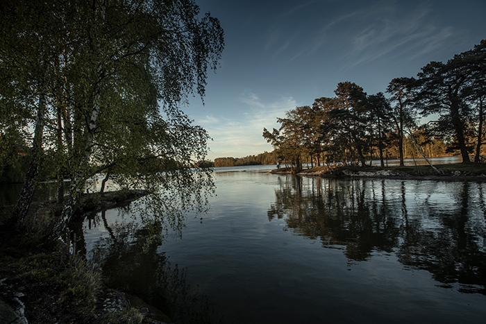 2020 05 08 Trollhättan Vybild över kanalöarna vid hundbadplatsen på Knorren Kvällsljus FOTO JOACHIM NYWALL KOD0708840825 COPYRIGHT JOACHIMNYWALL:SE ****BETALBILD**** Redovisas till: Joachim Nywall Strandgatan 30 461 31 Trollhättan Prislista: BLF, om ej annat avtalats