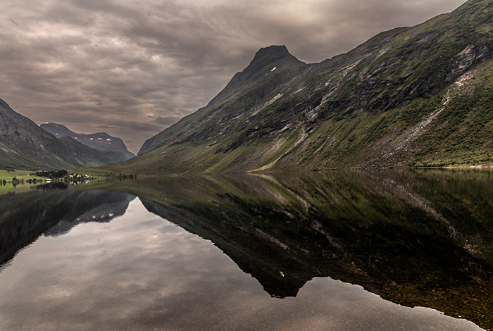 20240803 SolvangNorge Vybild över vaockra Solvang ovanför Geirangerfjorden ——- FOTO : JOACHIM NYWALL KOD 0708840825_1 COPYRIGHT JOACHIM NYWALL ***BETALBILD*** Redovisas till NYWALL MEDIA AB Villa Strömsvik 461 56 Trollhättan Prislista enl BLF , om inget annat avtalas.