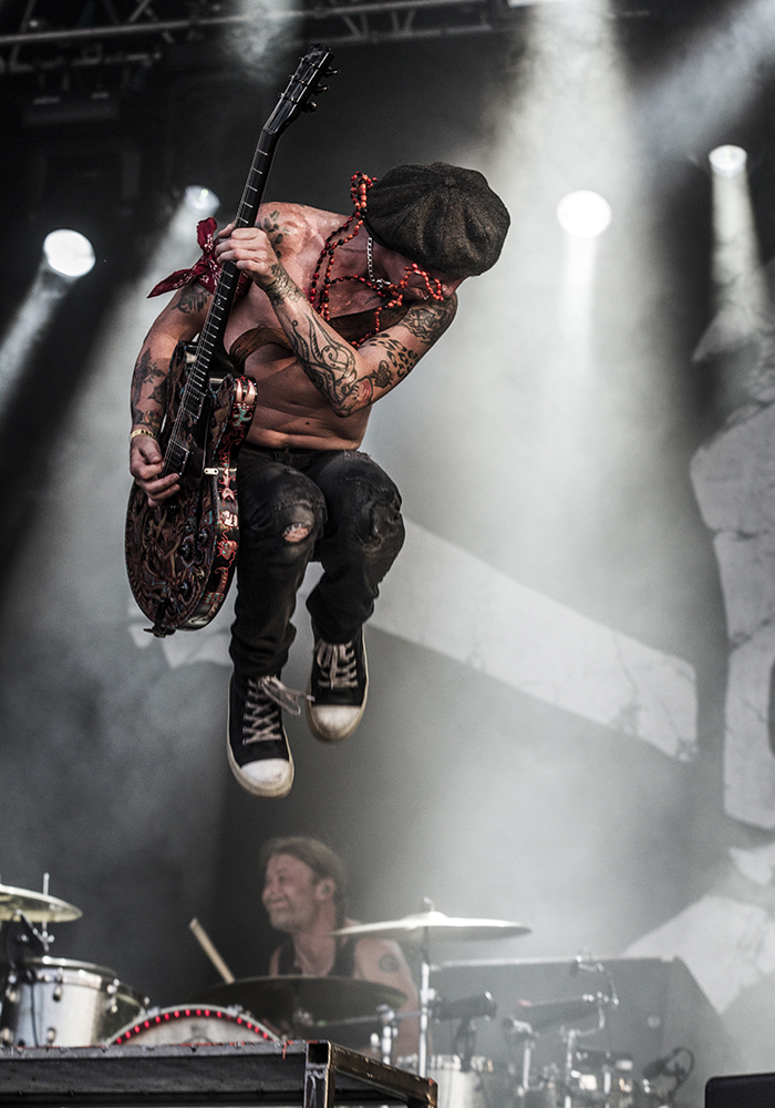 Gävle 2015 08 07 Getaway rockfestival Backyard Babies Dregen guitarist FOTO JOACHIM NYWALL KOD0708840825 COPYRIGHT JOACHIMNYWALL:SE ****BETALBILD**** Redovisas till: Joachim Nywall Strandgatan 30 461 31 Trollhättan Prislista: BLF, om ej annat avtalats