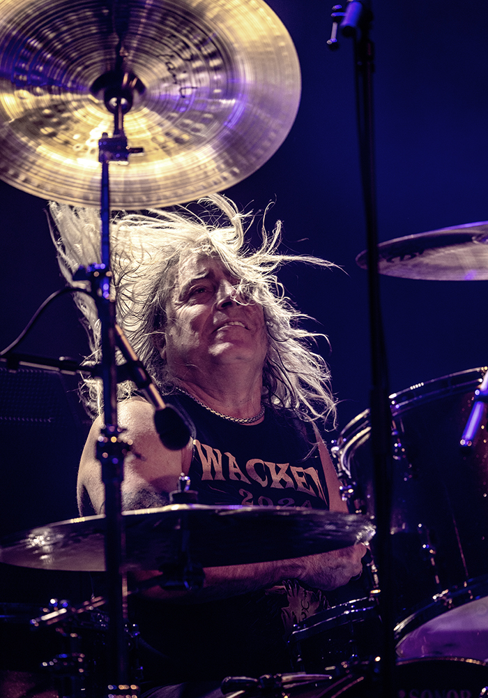 2024 10 05 Trollhättan Folkets Hus Mikkey Dee med band spelar Motörhead ---- FOTO : JOACHIM NYWALL KOD 0708840825_1 COPYRIGHT JOACHIM NYWALL ***BETALBILD*** Redovisas till NYWALL MEDIA AB Villa Strömsvik 461 59 Trollhättan Prislista enl BLF , om inget annat avtalas.