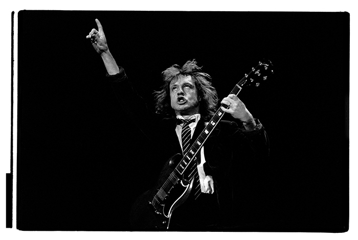 Göteborg 19910323 Scandinavium AC/DC Angus Young Guitar FOTO JOACHIM NYWALL KOD0708840825 COPYRIGHT JOACHIMNYWALL:SE ****BETALBILD**** Redovisas till: Joachim Nywall Strandgatan 30 461 31 Trollhättan Prislista: BLF, om ej annat avtalats