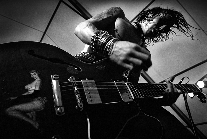 Karlshamn 1998 Sweden Rock Festival Backyard Babies Dregen guitar FOTO JOACHIM NYWALL KOD0708840825 COPYRIGHT JOACHIMNYWALL:SE ****BETALBILD**** Redovisas till: Joachim Nywall Strandgatan 30 461 31 Trollhättan Prislista: BLF, om ej annat avtalats