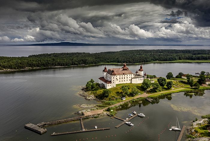 2020 07 01 Kollandsö Läckö Slott på Kollandsö Vänern Kinnekulle Drönare FOTO JOACHIM NYWALL KOD0708840825 COPYRIGHT JOACHIMNYWALL:SE ****BETALBILD**** Redovisas till: Joachim Nywall Strandgatan 30 461 31 Trollhättan Prislista: BLF, om ej annat avtalats