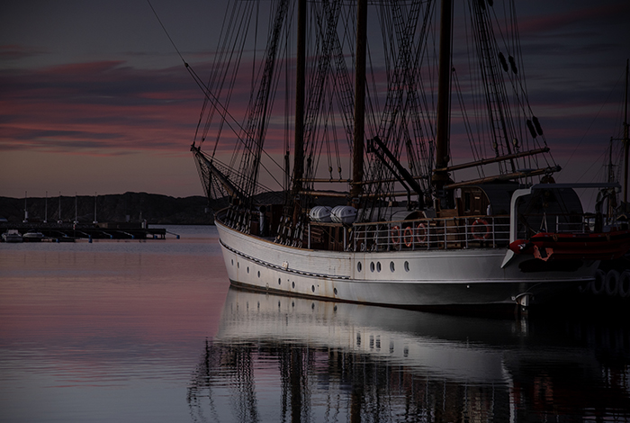 20220125 Skärhamn Solnedgång över havet vid hamnen i Skärhamn hav vinter Bohuslän Skepp båt ---- FOTO : JOACHIM NYWALL KOD 0708840825_1 COPYRIGHT JOACHIM NYWALL ***BETALBILD*** Redovisas till NYWALL MEDIA AB Strandgatan 30 461 31 Trollhättan Prislista enl BLF , om inget annat avtalas.
