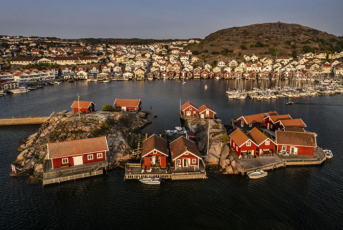 Hunnebostrand 20210723 Solnedgång över Hunnebostrand och båthamnen och havet ch öarna runt omkring Sommar Drönare ---- FOTO : JOACHIM NYWALL KOD 0708840825_1 COPYRIGHT JOACHIM NYWALL ***BETALBILD*** Redovisas till NYWALL MEDIA AB Strandgatan 30 461 31 Trollhättan Prislista enl BLF , om inget annat avtalas.