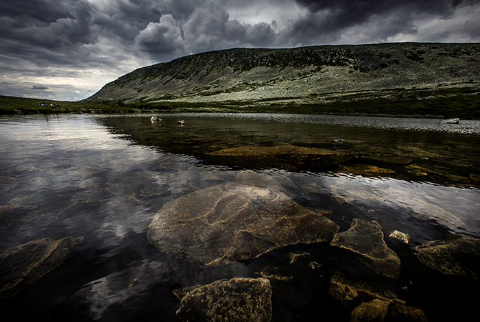 20210705 Idre Dalarna Vy bild från Nipfjället Kristallklar fjällsjö vid Nipfjället ---- FOTO : JOACHIM NYWALL KOD 0708840825_1 COPYRIGHT JOACHIM NYWALL ***BETALBILD*** Redovisas till NYWALL MEDIA AB Strandgatan 30 461 31 Trollhättan Prislista enl BLF , om inget annat avtalas.