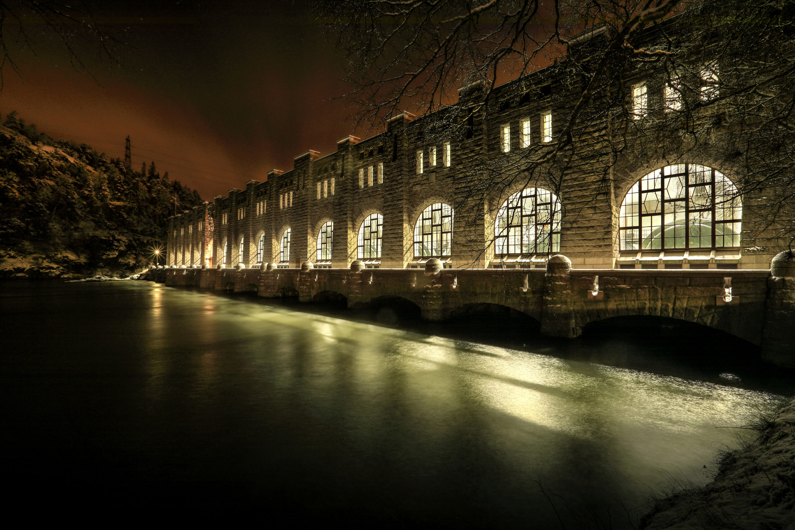 Trollhättan 2017 12 17 Olidan Olidans kraftstation kväll vinter Vattenfall Vattenkraft turbiner ---- FOTO : JOACHIM NYWALL KOD 0708840825_1 COPYRIGHT JOACHIM NYWALL ***BETALBILD*** Redovisas till NYWALL MEDIA AB Strandgatan 30 461 31 Trollhättan Prislista enl BLF , om inget annat avtalas.