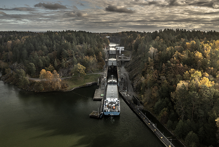 20221014 Trollh‰ttan Fall och sslussomrÂdet Lastfartyget Elise slussar i Trollh‰tte kanal Hˆst hˆstf‰rger Foto: Joachim Nywall FOTO : JOACHIM NYWALL KOD 0708840825_1 COPYRIGHT JOACHIM NYWALL ***BETALBILD*** Redovisas till NYWALL MEDIA AB Strandgatan 30 461 31 Trollh‰ttan Prislista enl BLF , om inget annat avtalas.