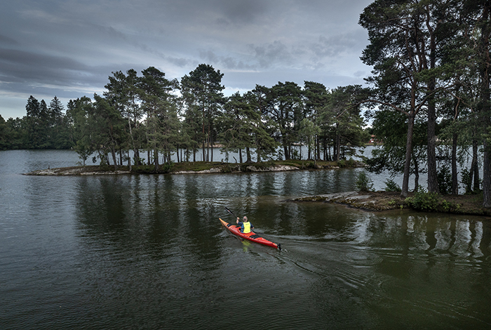 20220712 Trollhättan Kajak paddling runt kanal öarna vid Knorren Sören Sudden Andersson paddlar Drönare Foto: Joachim Nywall FOTO : JOACHIM NYWALL KOD 0708840825_1 COPYRIGHT JOACHIM NYWALL ***BETALBILD*** Redovisas till NYWALL MEDIA AB Strandgatan 30 461 31 Trollhättan Prislista enl BLF , om inget annat avtalas.