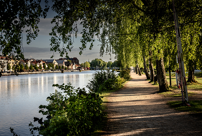 2023 05 20 Trollhättan Spikön Gångväg på Spikön Kanalen FOTO : JOACHIM NYWALL KOD 0708840825_1 COPYRIGHT JOACHIM NYWALL ***BETALBILD*** Redovisas till NYWALL MEDIA AB Strandgatan 30 461 31 Trollhättan Prislista enl BLF , om inget annat avtalas.