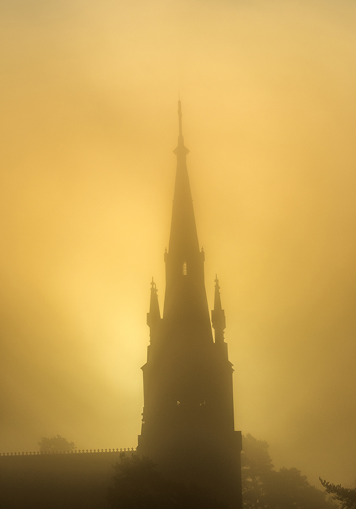 2020 10 17 Trollh‰ttan Morgon dimma vid Trollh‰ttans kyrka Hˆst FOTO JOACHIM NYWALL KOD0708840825 COPYRIGHT JOACHIMNYWALL:SE ****BETALBILD**** Redovisas till: Joachim Nywall Strandgatan 30 461 31 Trollh‰ttan Prislista: BLF, om ej annat avtalats