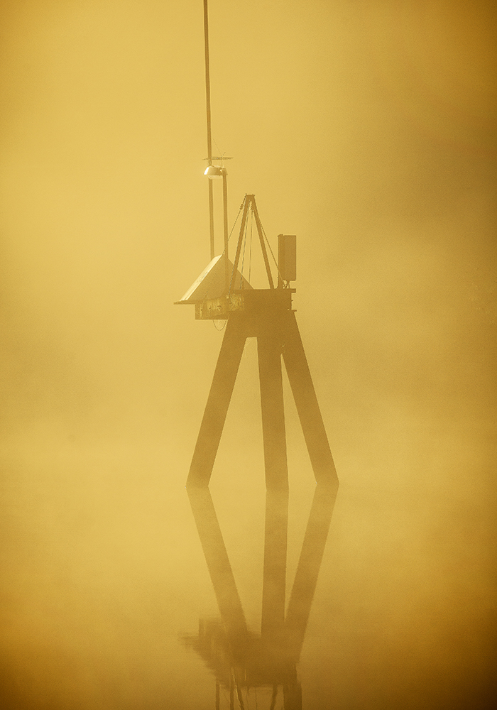 Trollhättan 2013 Trollhättekanal Göta Älv sjömärke i trafik kanalen dimma ---- FOTO : JOACHIM NYWALL KOD 0708840825_1 COPYRIGHT JOACHIM NYWALL ***BETALBILD*** Redovisas till NYWALL MEDIA AB Strandgatan 30 461 31 Trollhättan Prislista enl BLF , om inget annat avtalas.