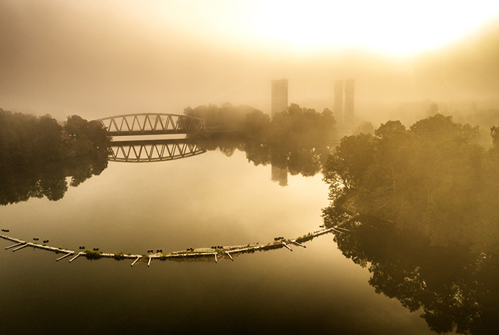 2020 08 22 Trollhättan Vy bild över tågbron insvept ii dimma Drönare FOTO JOACHIM NYWALL KOD0708840825 COPYRIGHT JOACHIMNYWALL:SE ****BETALBILD**** Redovisas till: Joachim Nywall Strandgatan 30 461 31 Trollhättan Prislista: BLF, om ej annat avtalats