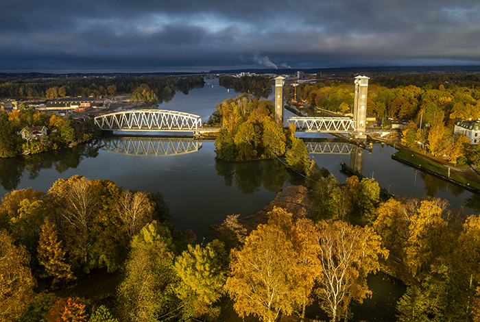 2020 10 23 Trollhättan Göta älv Trollhättekanal Tågbron Spikön Höstfärger Drönare FOTO JOACHIM NYWALL KOD0708840825 COPYRIGHT JOACHIMNYWALL:SE ****BETALBILD**** Redovisas till: Joachim Nywall Strandgatan 30 461 31 Trollhättan Prislista: BLF, om ej annat avtalats