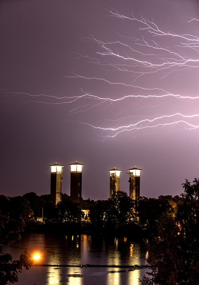 2020 08 06 Vänersborg Åskoväder över tågbron Blixt FOTO JOACHIM NYWALL KOD0708840825 COPYRIGHT JOACHIMNYWALL:SE ****BETALBILD**** Redovisas till: Joachim Nywall Strandgatan 30 461 31 Trollhättan Prislista: BLF, om ej annat avtalats