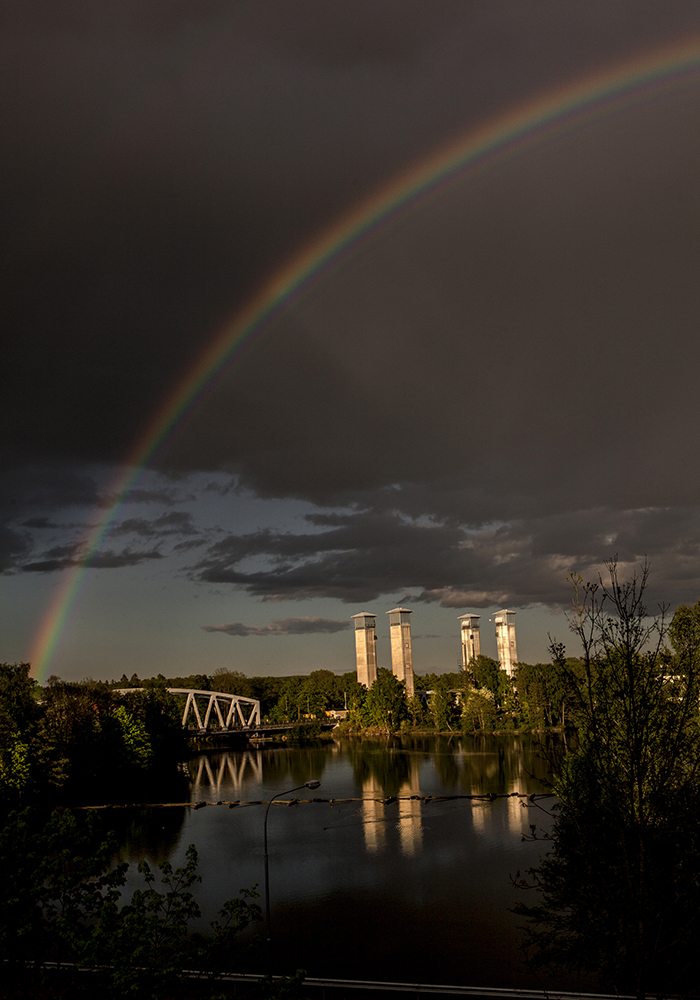 Trollhättan 20100523 Kanalen Regnbåge över Tågbron Göta älv Trollhätte kanal ---- FOTO : JOACHIM NYWALL KOD 0708840825_1 COPYRIGHT JOACHIM NYWALL ***BETALBILD*** Redovisas till NYWALL MEDIA AB Strandgatan 30 461 31 Trollhättan Prislista enl BLF , om inget annat avtalas.