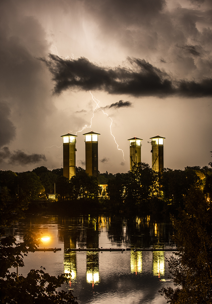 2020 08 19 Trollhättan Vybild över tågbron under ett åskoväder Blixt blixtar på himlen FOTO JOACHIM NYWALL KOD0708840825 COPYRIGHT JOACHIMNYWALL:SE ****BETALBILD**** Redovisas till: Joachim Nywall Strandgatan 30 461 31 Trollhättan Prislista: BLF, om ej annat avtalats