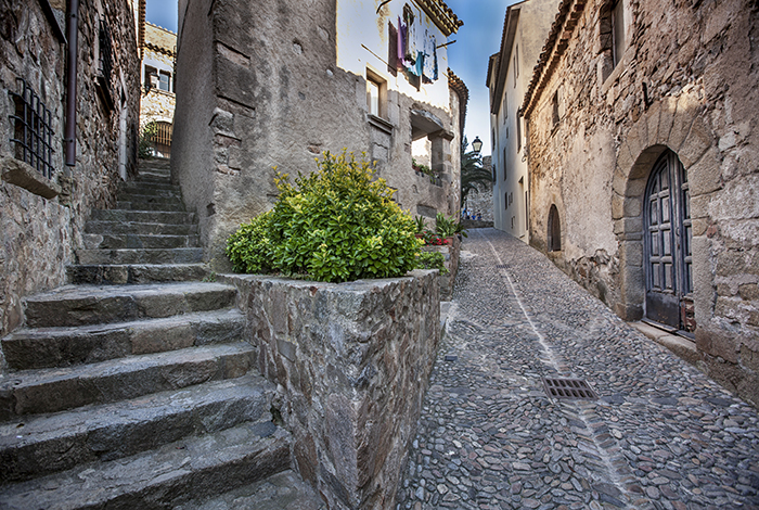 2016 07 04 Tossa Del Mar Katalonien Spanien Trappa i gamla stan i Tossa ---- FOTO : JOACHIM NYWALL KOD 0708840825_1 COPYRIGHT JOACHIM NYWALL ***BETALBILD*** Redovisas till NYWALL MEDIA AB Strandgatan 30 461 31 Trollhättan Prislista enl BLF , om inget annat avtalas.