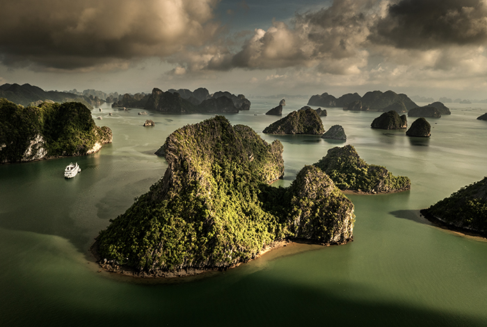 20250808 Ha Long Bay Vietnam Vybilder över Halong Bay FOTO : JOACHIM NYWALL KOD 0708840825_1 COPYRIGHT JOACHIM NYWALL ***BETALBILD*** Redovisas till NYWALL MEDIA AB Villa Strömsvik 461 59 Trollhättan Prislista enl BLF , om inget annat avtalas.