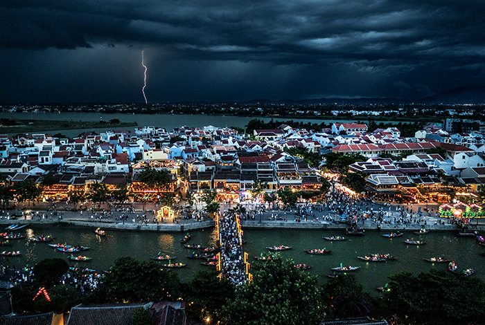 202508013 Hoian Massor av båtar på floden vid solnedgång Blixt på himlen FOTO : JOACHIM NYWALL KOD 0708840825_1 COPYRIGHT JOACHIM NYWALL ***BETALBILD*** Redovisas till NYWALL MEDIA AB Villa Strömsvik 461 59 Trollhättan Prislista enl BLF , om inget annat avtalas.