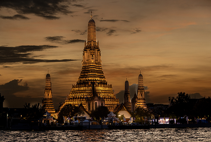 20251104 Bangkok Wat Arun Tempel massor av folk som klär ut sig i traditionella kläder för fotografering FOTO : JOACHIM NYWALL KOD 0708840825_1 COPYRIGHT JOACHIM NYWALL ***BETALBILD*** Redovisas till NYWALL MEDIA AB Villa Strömsvik 461 59 Trollhättan Prislista enl BLF , om inget annat avtalas.