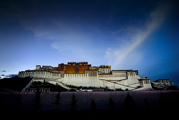 Lhasa Tibet China Kina 2011 Augusti Potala palatset i kvällsljus ---- FOTO : JOACHIM NYWALL KOD 0708840825_1 COPYRIGHT JOACHIM NYWALL ***BETALBILD*** Redovisas till NYWALL MEDIA AB Strandgatan 30 461 31 Trollhättan Prislista enl BLF , om inget annat avtalas.