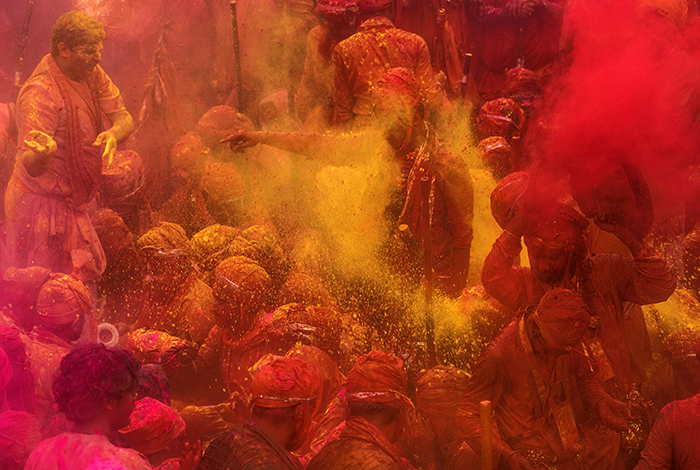 2020 03 05 Nandagon templet Uttar Pradesh Indien Holi the festival of colors Färgfestivalen Folk som kastar fårg på varandra Männen från Barsana genomför en ritual med vatten och färg mitt på tempelområdets innergård ---- FOTO : JOACHIM NYWALL KOD 0708840825_1 COPYRIGHT JOACHIM NYWALL ***BETALBILD*** Redovisas till NYWALL MEDIA AB Strandgatan 30 461 31 Trollhättan Prislista enl BLF , om inget annat avtalas.